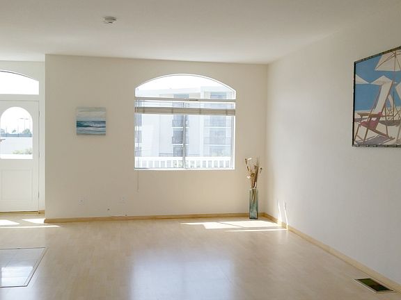 3rd image of 320 N Catalina Ave APT 1