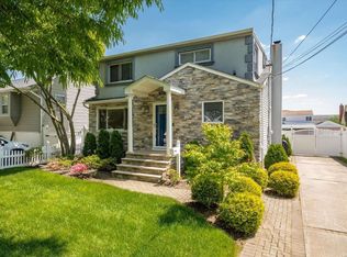 89 S Bay Ave, Freeport, NY 11520