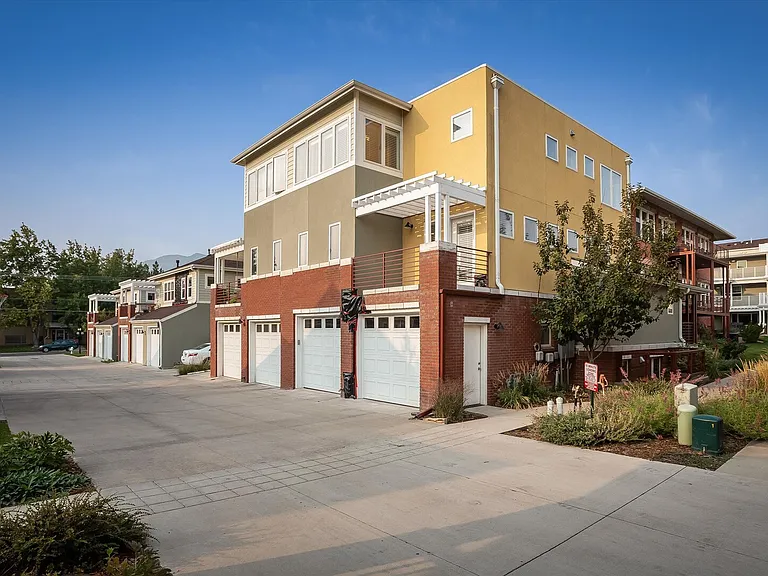 Cedar Ave — Photo 16
