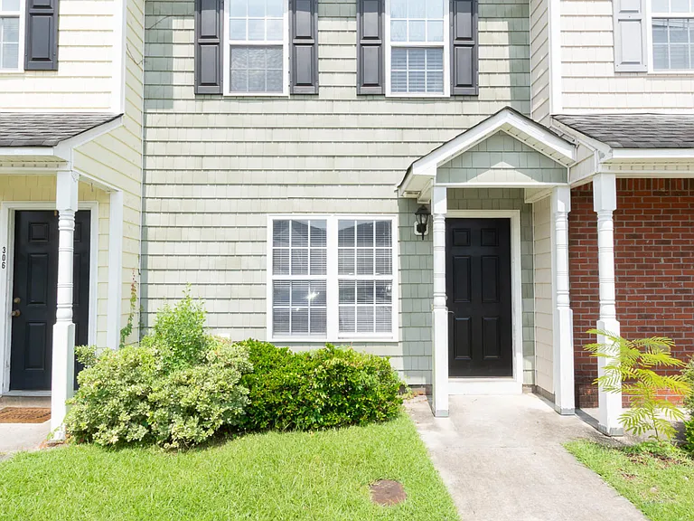 304 Bridgewood Dr — Photo 3