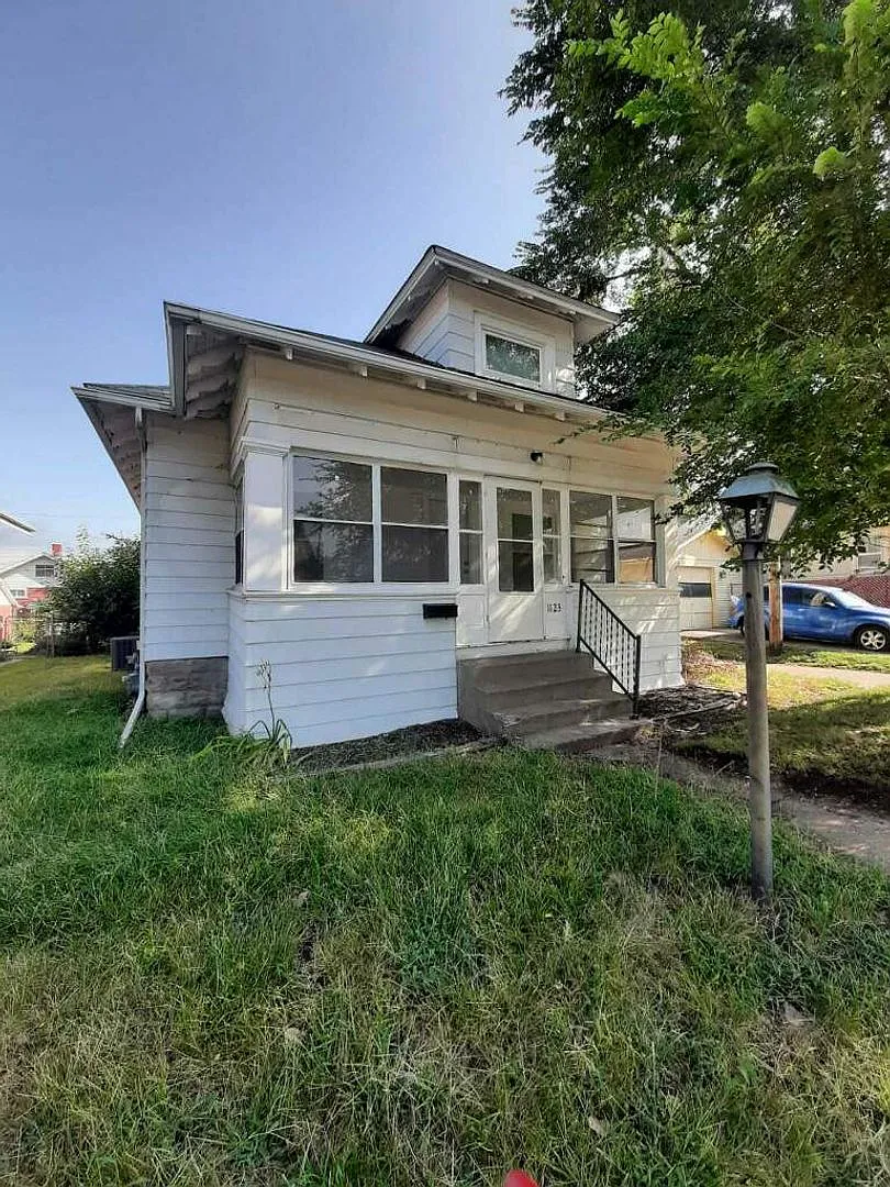 3 bed 1 bath Rock Island Home! — Photo 1