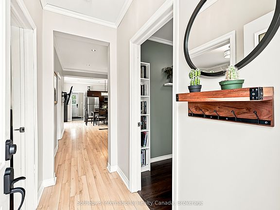 5th image of 104 Deblaquire St S