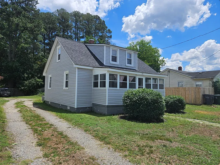 212 Middle St — Photo 2