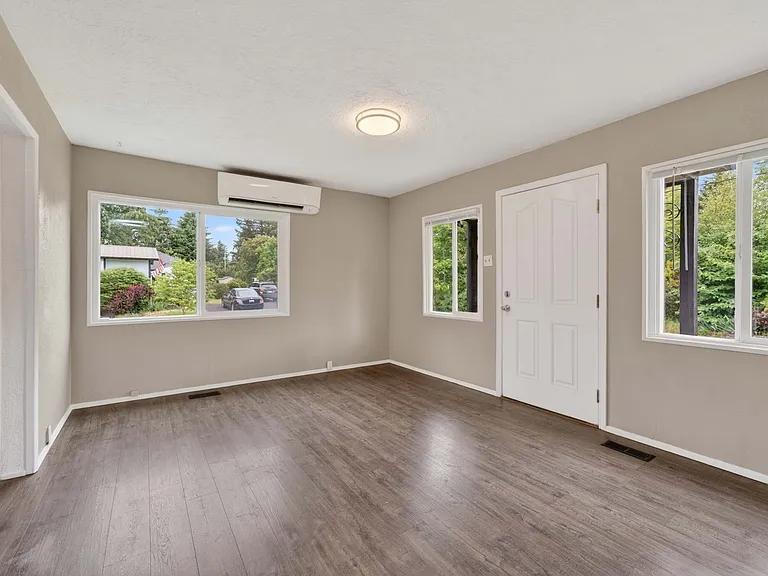 2401 NE Everett Rd — Photo 8