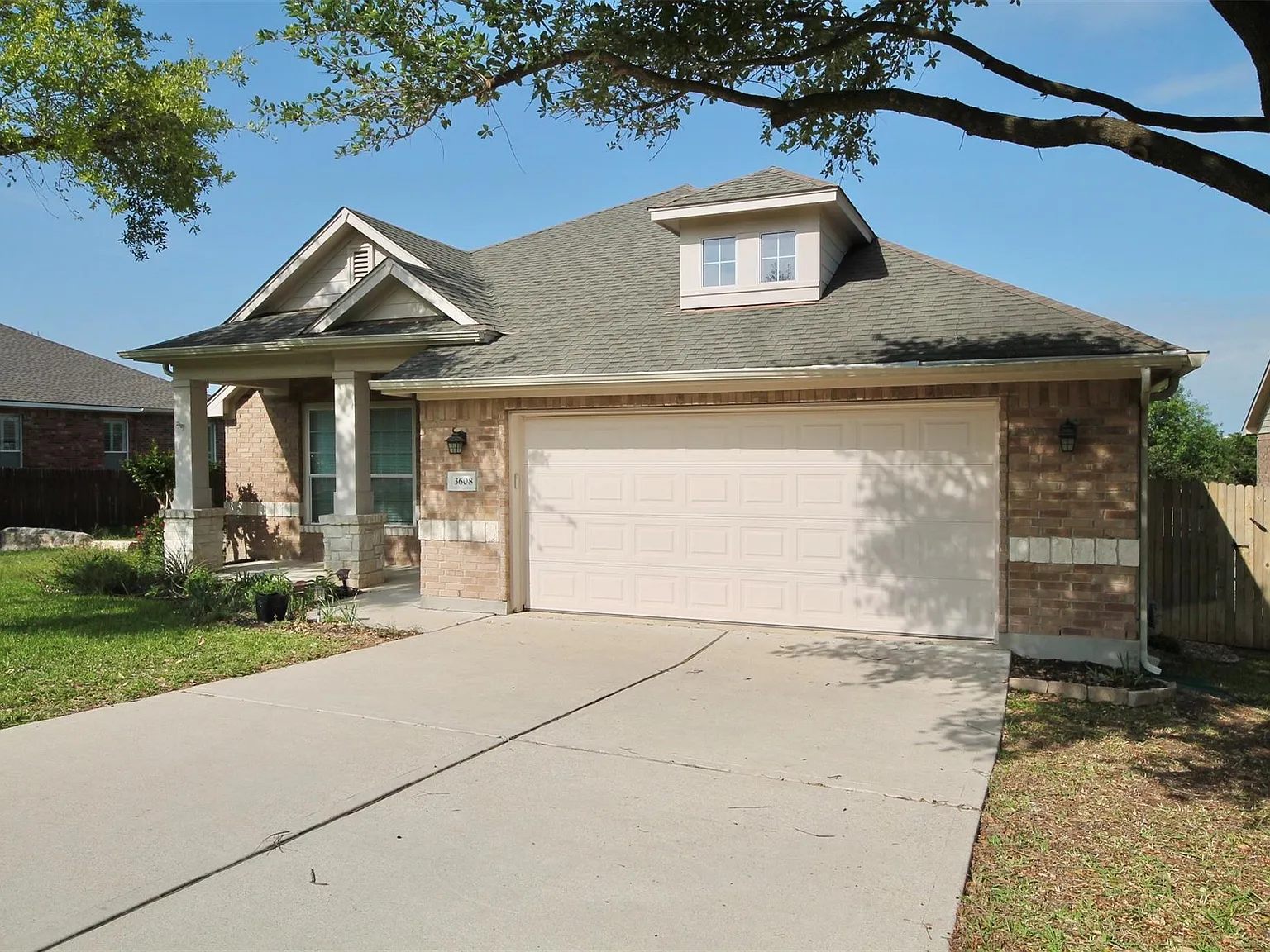 3 bed, 2.0 bath, 2026 sqft, $2,195 — Photo 2