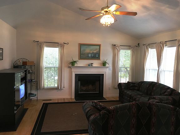 Livingroom -- 18' x 16'