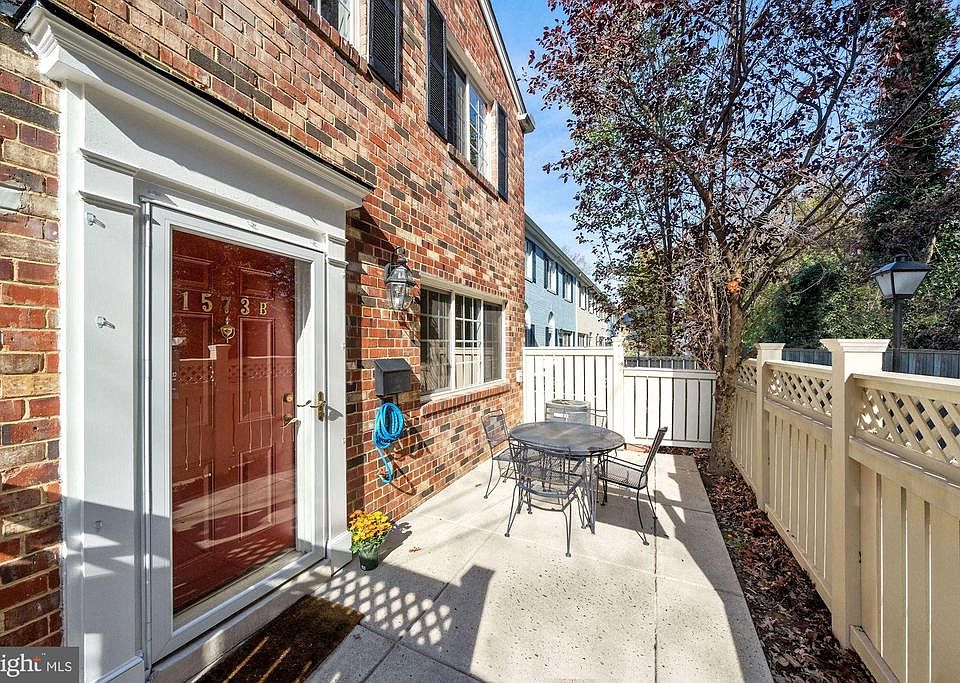 Lovely front patio, easily grill & eat outside