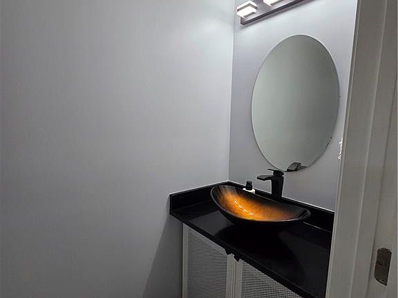 5th image of 4106 Dahlgreen Way