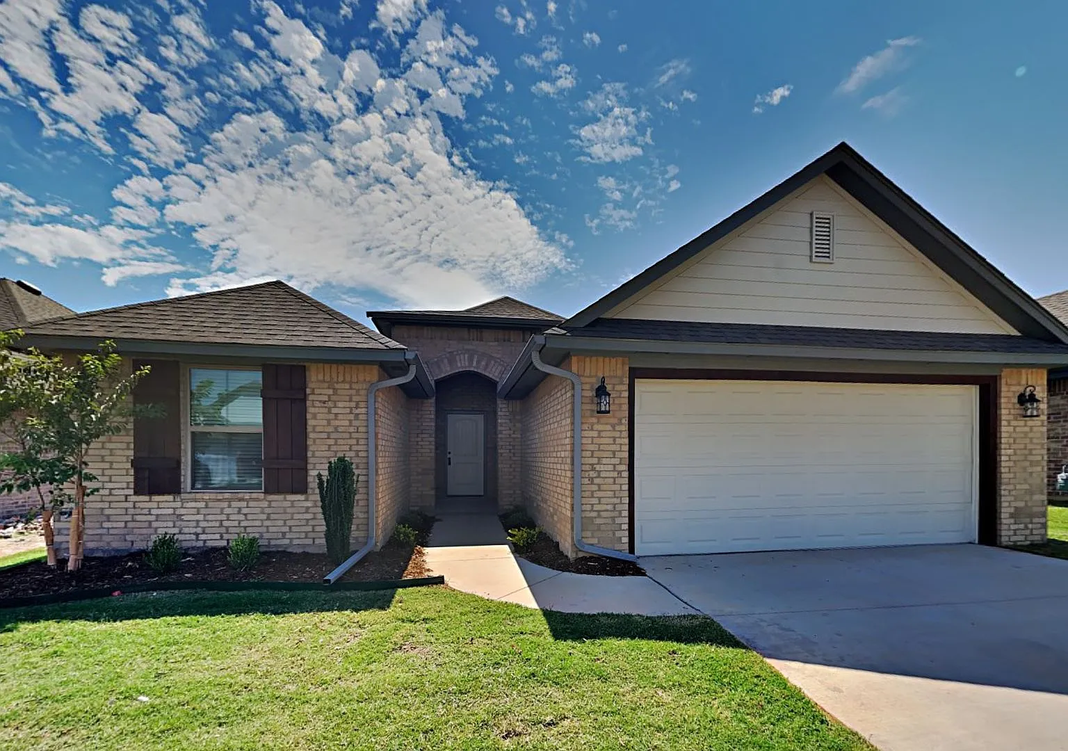 Very Nice 4 Bedroom 2 Bath Home in Yukon Schools — Photo 1