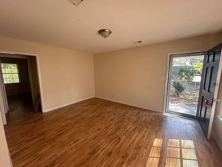 801 Montclair Dr — Photo 3