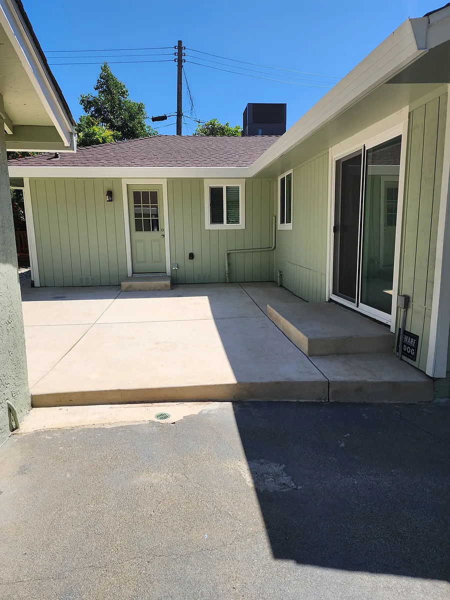 Building Photo - 3020 Walnut Ave