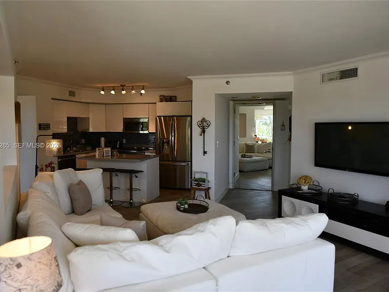 1000 E Island Blvd #303 — Photo 11