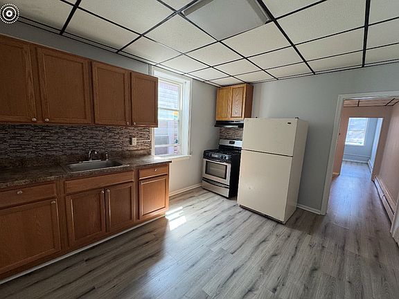 5th image of 126 Franklin St APT 2