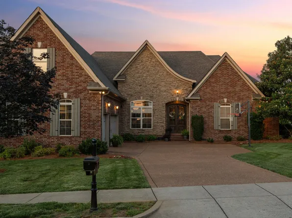 104 N Scarbrough Ct, Gallatin, TN 37066