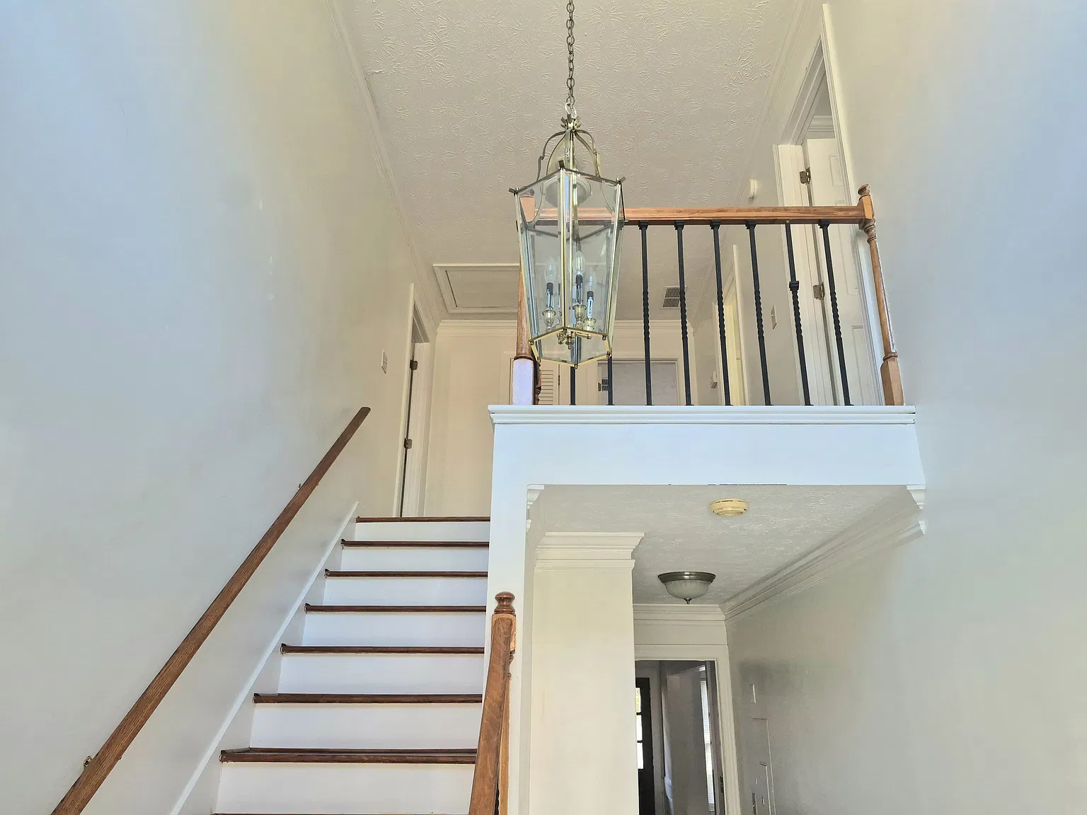 3 bed, 2.5 bath, 2220 sqft, $2,700 — Photo 3
