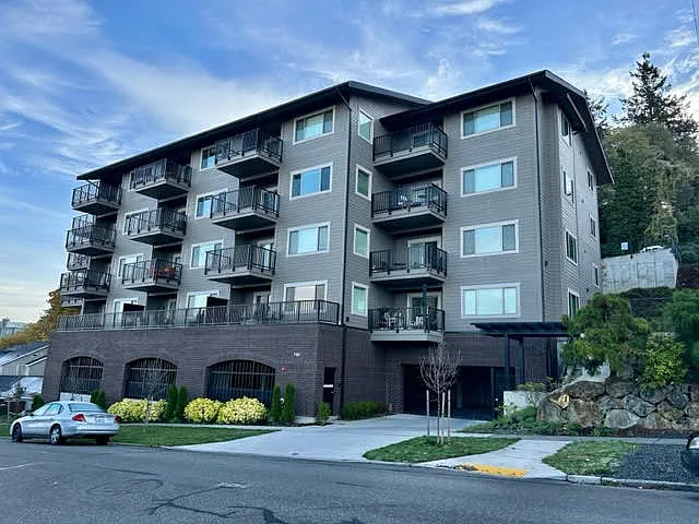 700 N State St — Photo 1