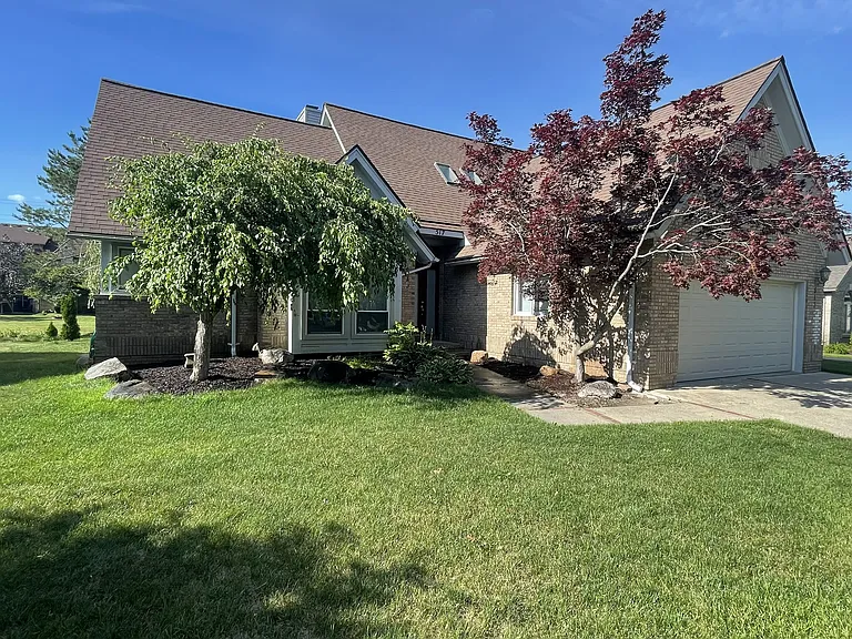517 Essex Dr — Photo 2