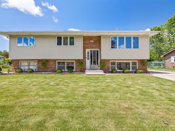 9846 Garfield Pl, Crown Point, IN 46307