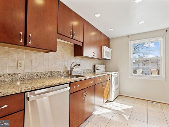 3rd image of 1008 Hertford St