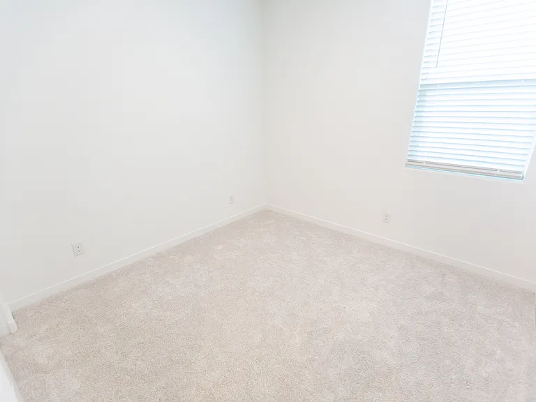 2243 E Ridgewood Ln — Photo 24