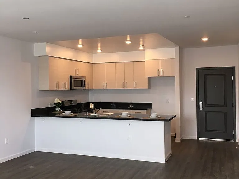Burnet Apartments — Photo 10