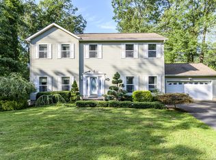 16 Hemlock Ave, Farmingdale, NJ 07727