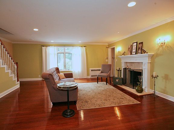 2nd image of 33 Marlborough Ct
