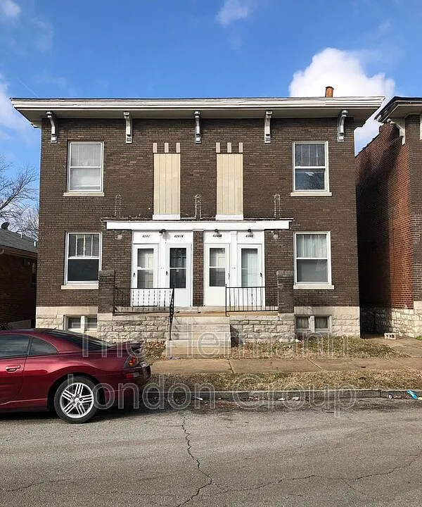 4245-4247 Iowa Ave #4247 1ST FLOOR