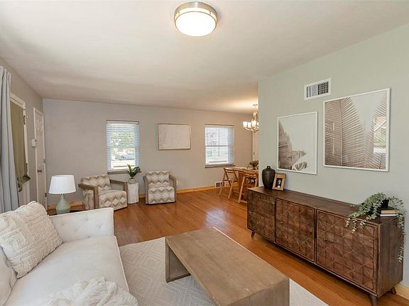 4th image of 461 Bellerive Blvd