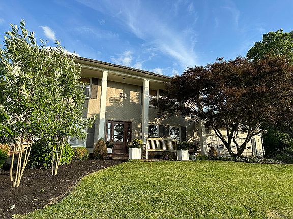 2nd image of 633 Lakeshore Dr