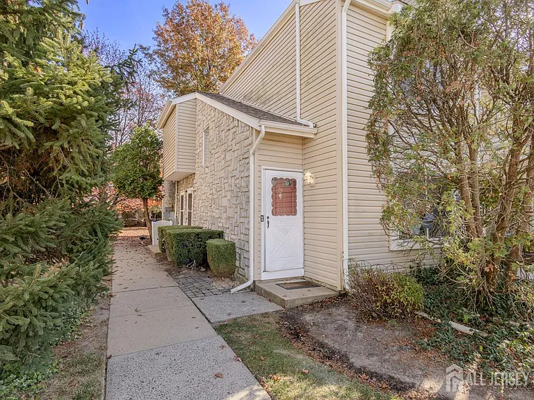 26 Farnham Sq — Photo 4