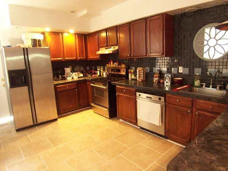 2nd image of 2124 E Lombard St