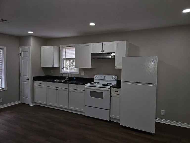 709 S Olive St — Photo 7