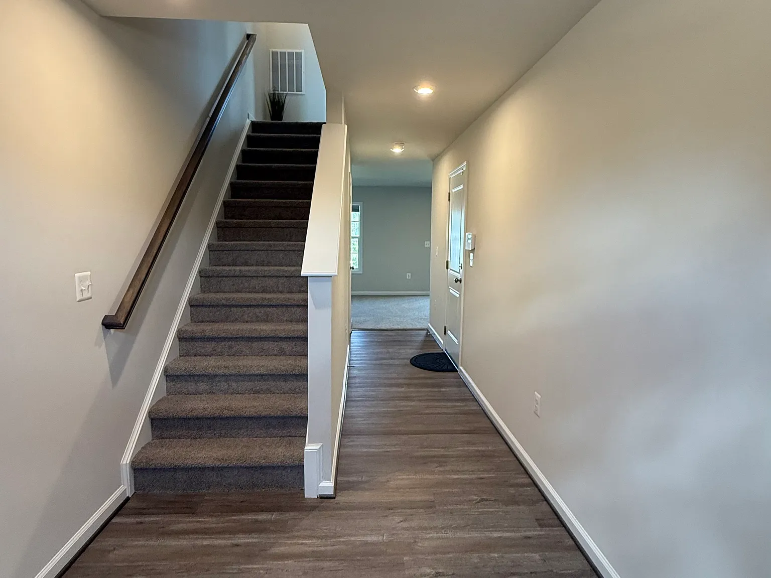 3 bed, 1851 sqft, $2,200 — Photo 2