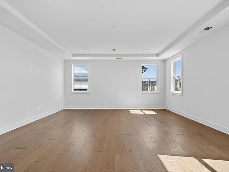 861 N Manchester St — Photo 36