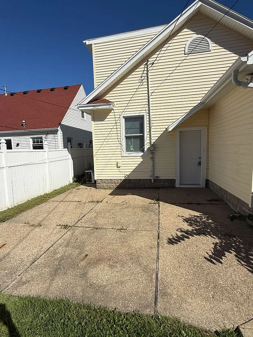 Spacious 4 Bedroom Home with Private Backyard & Garage! 2950 Arlington Ave., Davenport, IA 52803 — Photo 2