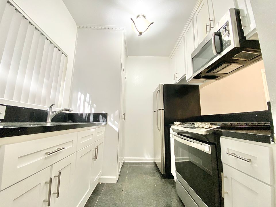 1st image of 127 N Doheny Dr #301