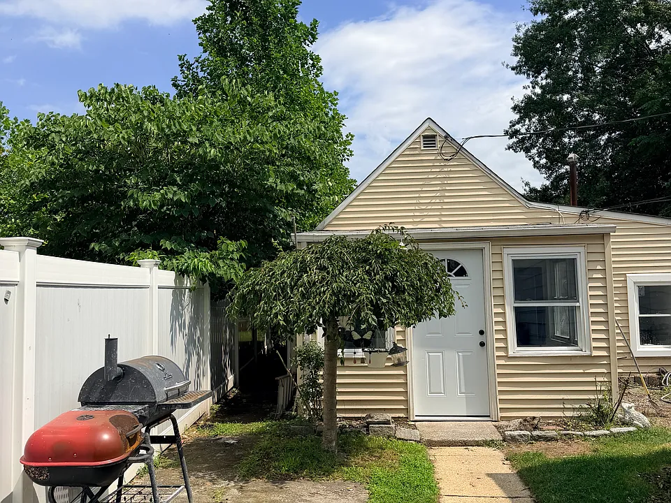 491 S Pine Ave #B