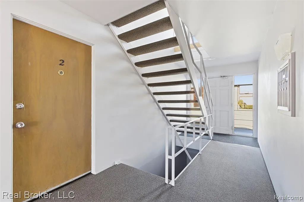 Building Photo - 4840 Briarwood Ave #2
