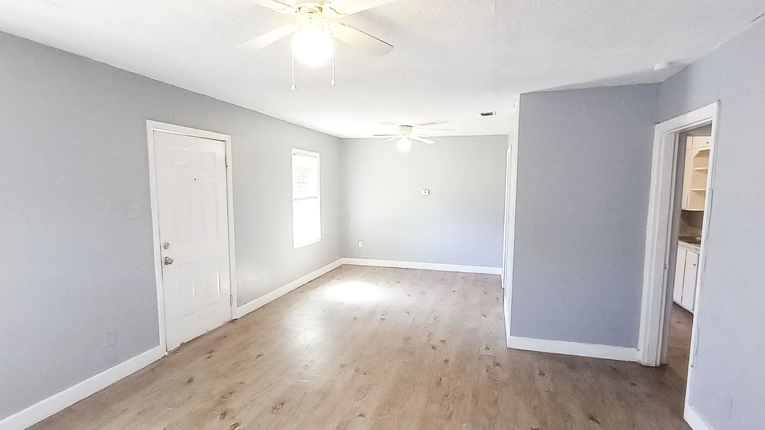 Handyman Special $0 First Month's Rent / "You Fix, You Save Big!! — Photo 4