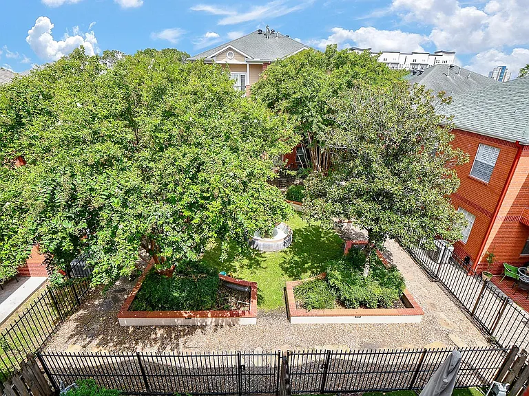 718 Roy St — Photo 36