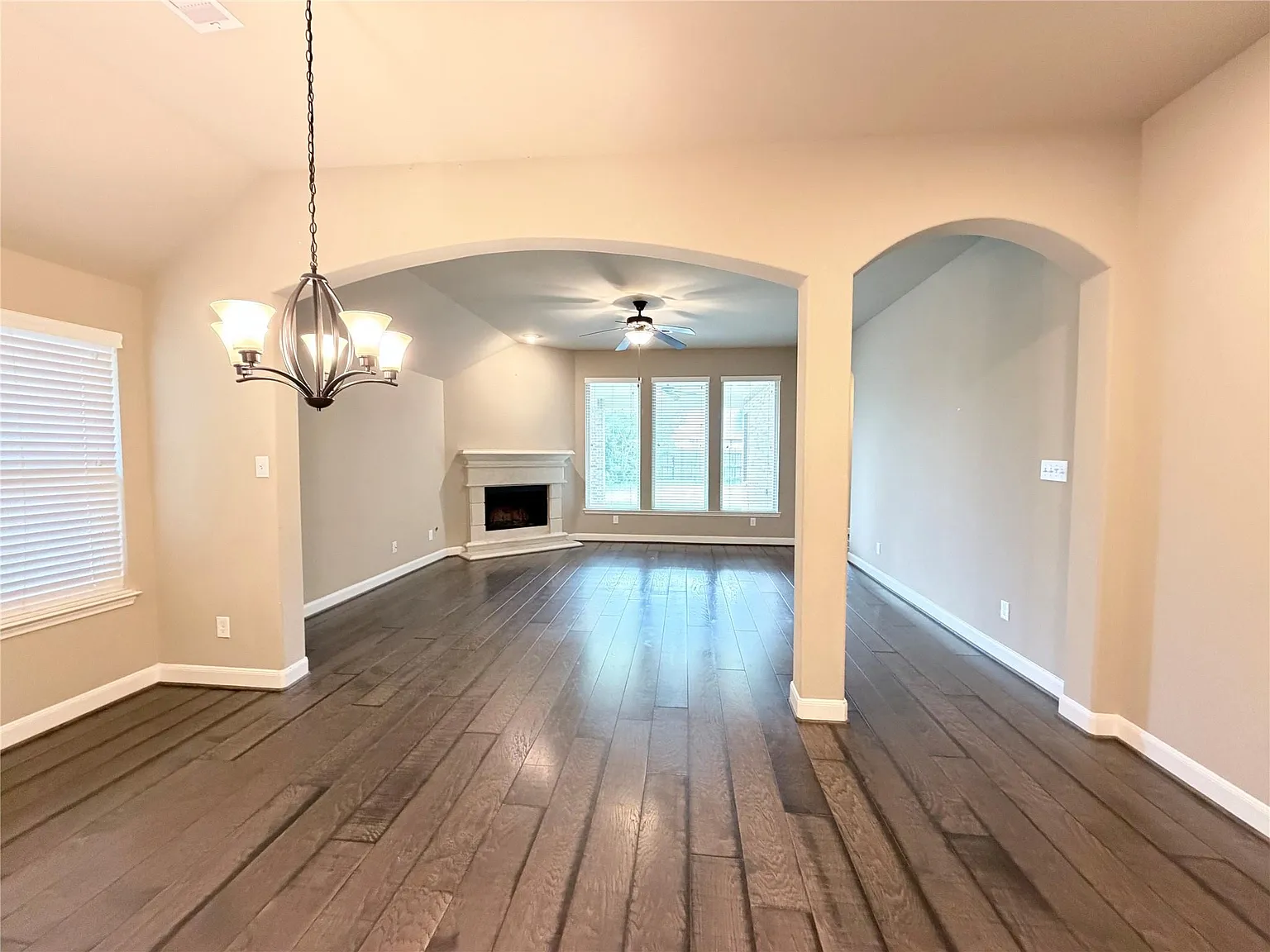 3 bed, 2.0 bath, 2205 sqft, $2,350 — Photo 2