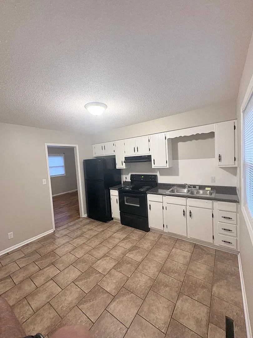 Simple home in East Springfield — Photo 3