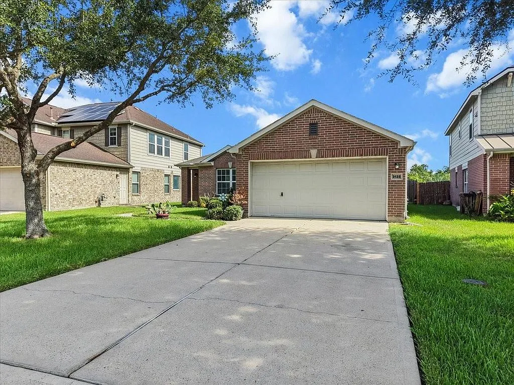 4 bed, 1828 sqft, $2,399 — Photo 2