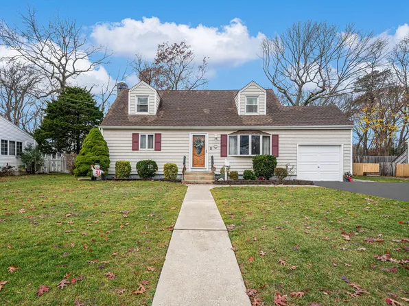 1090 Oakneck Road, Bay Shore, NY 11706