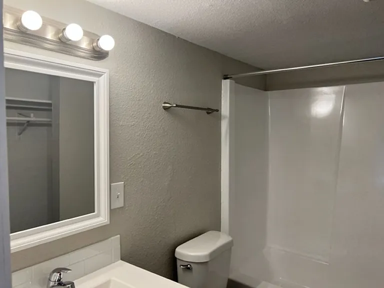 502/504 Elmwood Studios — Photo 24