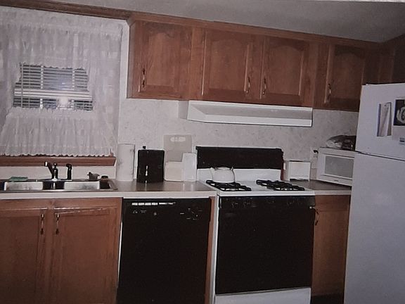 3rd image of 61 East Dr