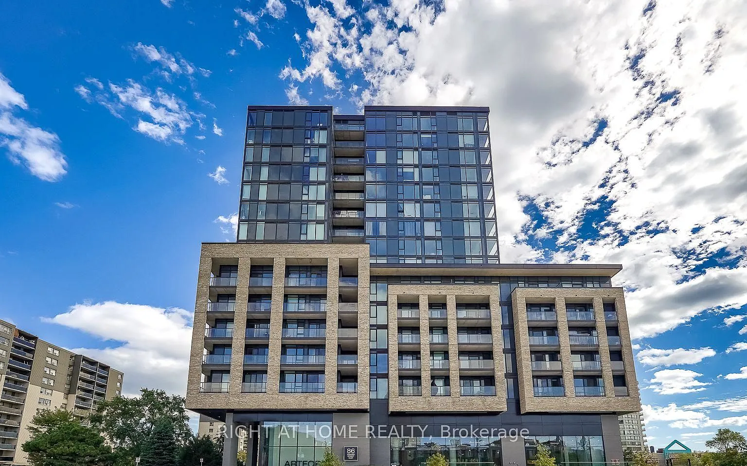 86 Dundas St E — Photo 1