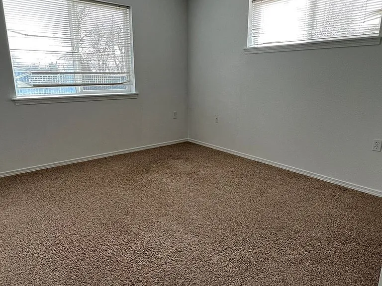Ellendale Manor Apartments — Photo 14