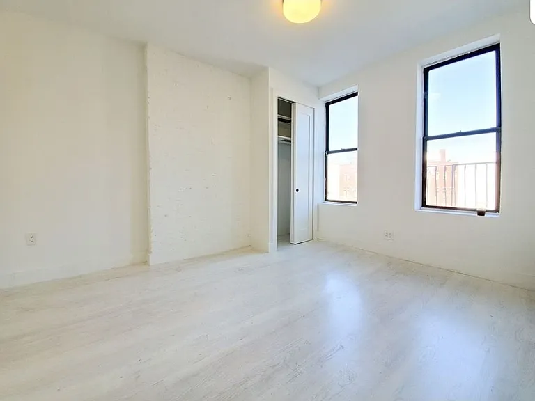 750 Washington Ave #4R — Photo 2